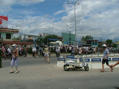 Tai nạn xảy ra ở ngã ba Huế, nên khiến không ít người đi đường hiếu kỳ tới để xem.