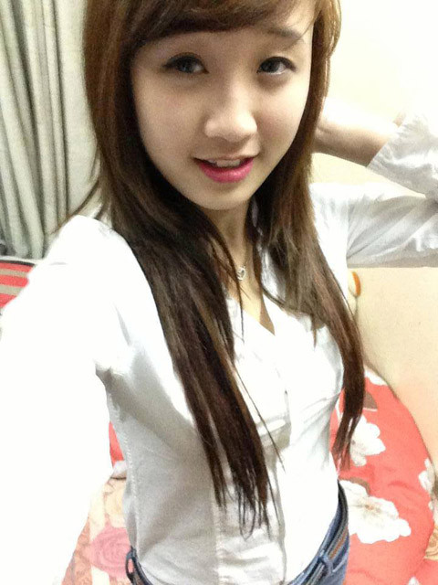 Hiện, tại cô bạn"Ly Khánh" đang thu hút hàng nghìn người theo dõi trên Facebook, bởi khuôn mặt xinh xắn và sở hữu một làn da trắng mịn