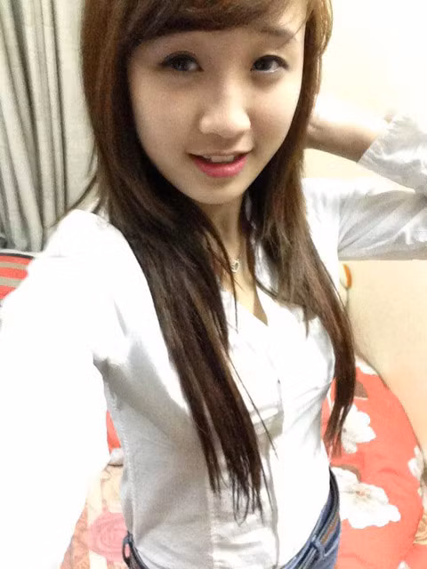 Hiện, tại cô bạn"Ly Khánh" đang thu hút hàng nghìn người theo dõi trên Facebook, bởi khuôn mặt xinh xắn và sở hữu một làn da trắng mịn