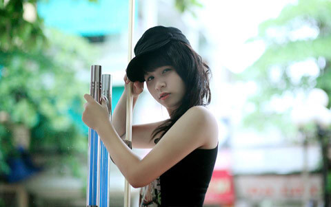 "Hồng Thảo" đậm chất cá tính với những bộ đồ tối màu