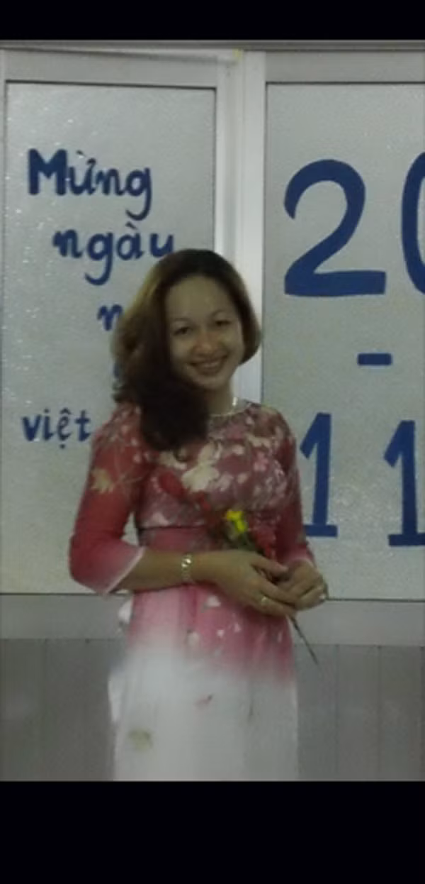 Vẻ mặt lúc nào cũng tỏ ra tươi cười "thánh thiện" của bảo mẫu Lê Thị Phương Đông lại ẩn chứa đằng sau đó là những hành động vô nhân tính, chẳng khác gì "phù thủy máu lạnh".