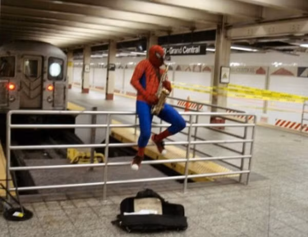 "Người Nhện" thổi kèn hát rong.