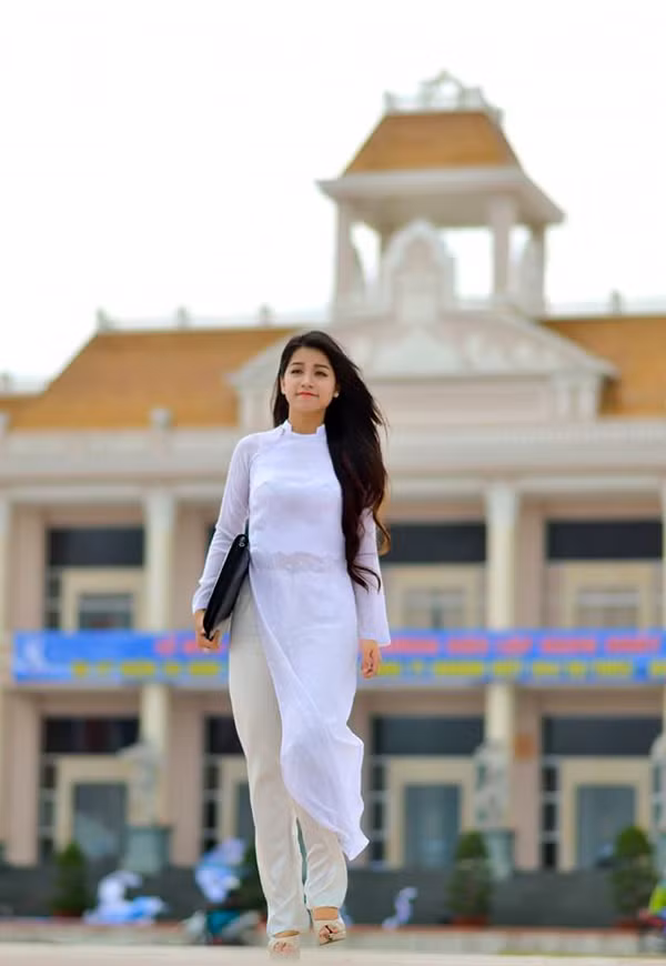 Áo dài thướt tha trên phố.