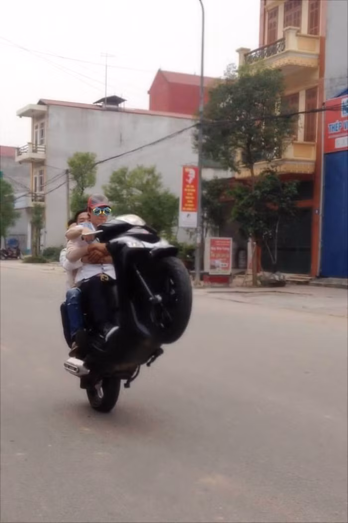 Kẹp 3, không đội mũ bảo hiểm.