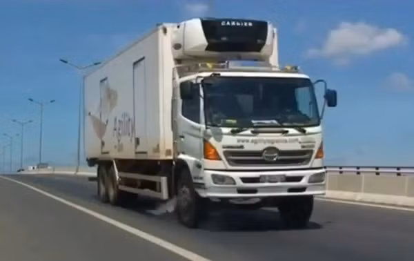 ...rồi lao vào gầm cho xe tải đi qua mà không bị làm sao.