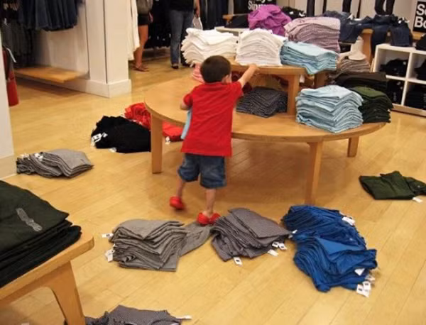 Khi bé đi mua quần áo.