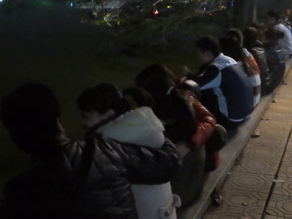 Các cặp đôi dàn hàng ôm nhau ngắm hồ Gươm.