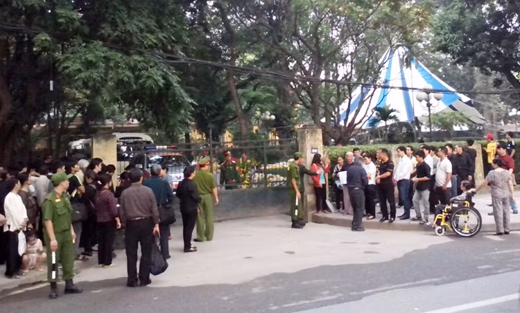 Sáng nay (12/10), đồng bào vẫn tập trung đông trước nhà 30 Hoàng Diệu, vái vọng vong hồn Đại tướng Võ Nguyên Giáp.