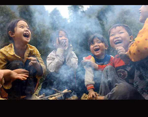 "Hạnh phúc tồn tại ở bất cứ nơi đâu". Nhìn những nụ cười hồn nhiên, trong sáng của các em nhỏ vùng cao, ngồi cạnh bên ngọn lửa mùa đông nhưng vẫn ấm áp, khiến người xem ai nấy cũng phải suy ngẫm. 