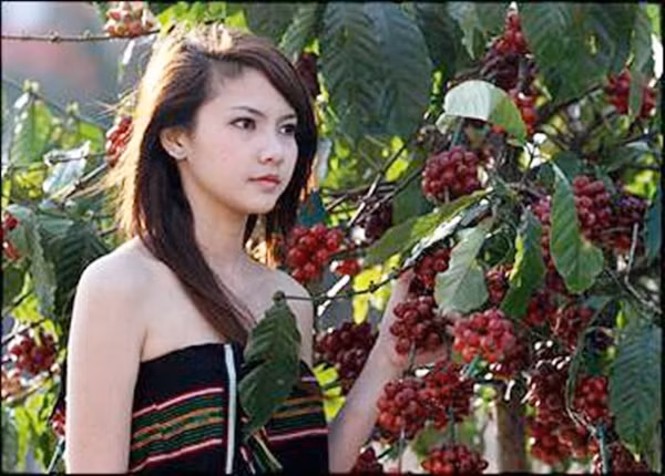 Chút thơ thẩn của người con gái Ê Đê.