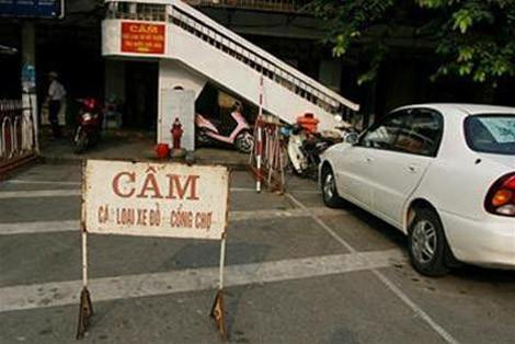 Nhiều ôtô càng ngang nhiên vi phạm, cho dù có biển cấm đặt ở đó nhưng vẫn không bị xử lý