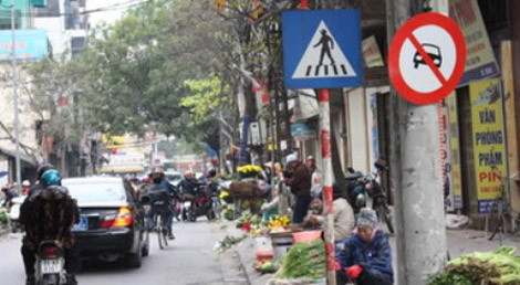 Biển cấm chỉ để dành cho người dân chăng?