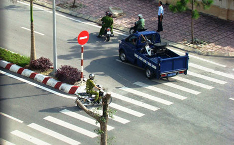 Thậm chí cả những chiếc xe công biển xanh, cũng ngang nhiên vi phạm