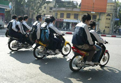 ... mặc kệ cho những luật cấm người tham gia sử dụng điều khiển xe máy đã ban hành