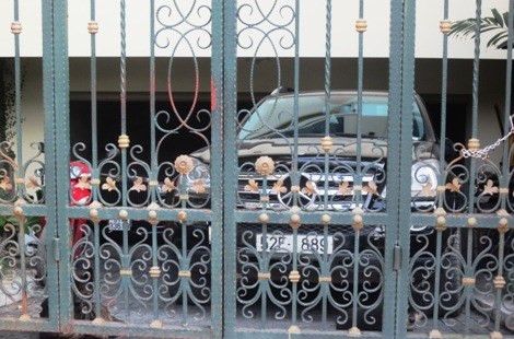 ... và Mercedes màu đen bóng mang biển TP.HCM dường như chịu chung số phận với chủ, phủ đầy bụi, nằm im ỉm trong tầng hầm biệt thự bầu Kiên ở cuối ngõ 27 đường Xuân Diệu (phường Quảng An, quận Tây Hồ, Hà Nội) 