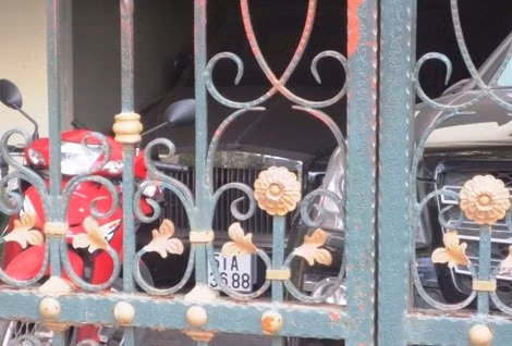 Thế nhưng, theo ghi nhận của Kiến Thức ngày 18/12 vừa qua, siêu xe đình đám Phantom phiên bản rồng...