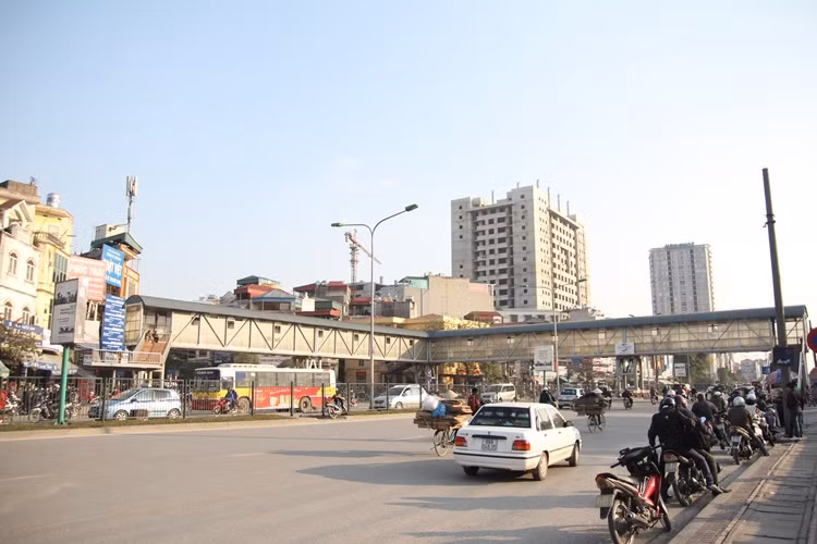 Từ TMV Cát Tường (bên kia đường), đi qua hai cây cầu vượt không hề có một chung cư nào hình chữ L (chỉ có tòa nhà chung cư Hòa Phát và một tòa nhà đang xây dựng trong khu vực này, nhưng không phải hình L).