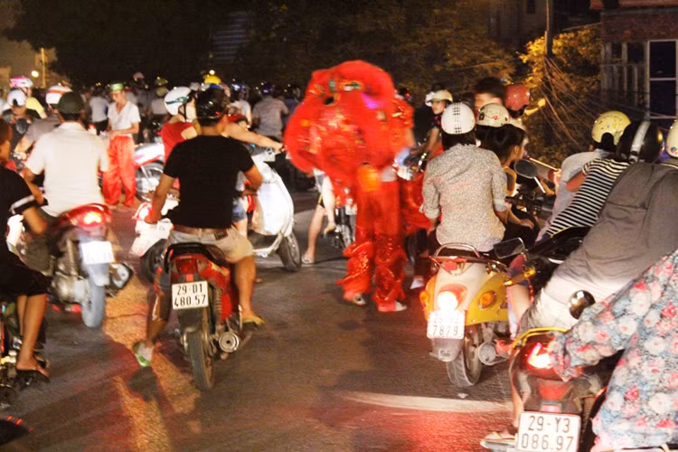 Hình ảnh nhốn nháo, rất phản cảm.