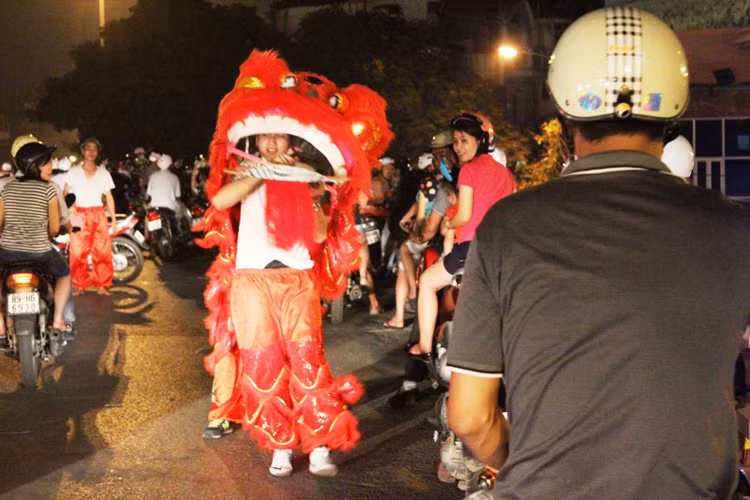 Ngoài đội múa lân ở đoạn đường Nguyễn Hữu Huân, cách đó không xa (trên cầu vượt, đoạn đầu cầu Chương Dương) xuất hiện một đội múa lân khác đang chặn đầu xe của người đi đường để xin tiền.