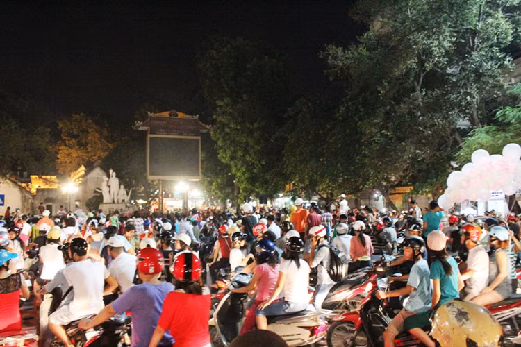 Đội múa lân chặn đầu xe của người đi đường để xin tiền, gây ách tắc giao thông nghiêm trọng.