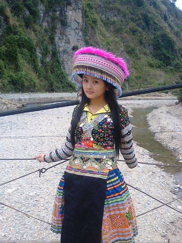 Mộc mạc, giản dị.