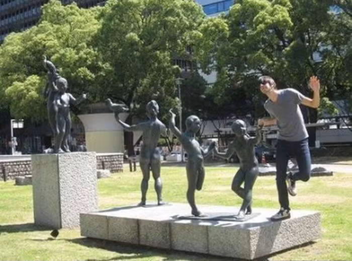 Tạo dáng cùng những bức tượng.