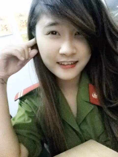 Những bức ảnh trong bộ cảnh phục của cô bạn luôn thu hút hàng nghìn lượt like. 