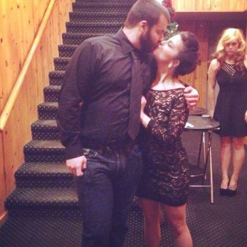 Cô gái đằng sau... không thích cảnh tượng này. 