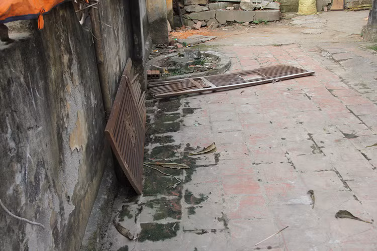 Cánh cổng sắt của chùa Chân Long bị hỏng, nằm ngổn ngang. Thế nhưng, sư Phượng vẫn không đem đi sửa chữa.