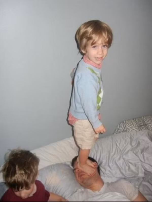 Ông bố chiều con.