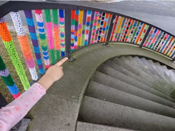 Ở nhiều song sắt của cầu thang lên xuống cũng được quấn bằng len, giống như một kiểu trang trí nghệ thuật.