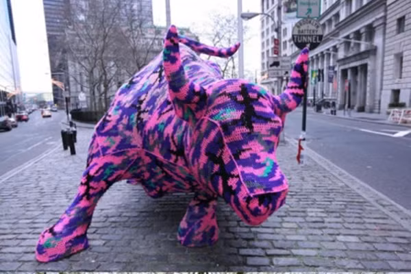 Một tượng Trâu trên phố được quấn những vòng len, để tô thêm nét đẹp. 