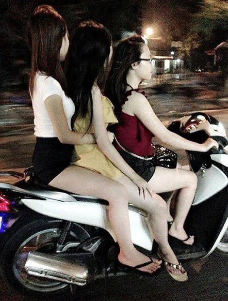 Bên cạnh đó, một số girl muốn "thưởng thức" màn biểu diễn "cảm giác mạnh" cũng háo hức tham gia cùng các "quái xế"