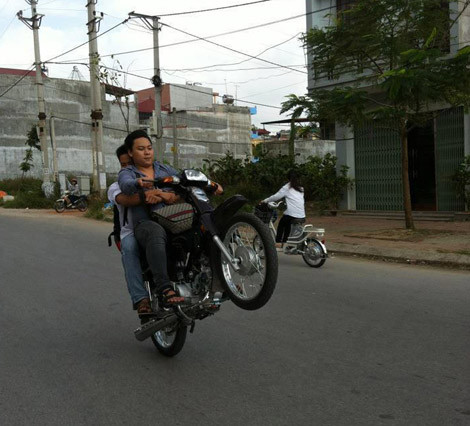 Có rất nhiều nhiều teen Việt đang nằm trong độ tuổi đến trường, điều khiển xe máy vừa vi phạm luật giao thông lại gây nguy hiểm cho người khác