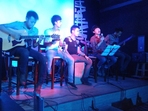 Ban nhạc "XKey Band" 5 thành viên của "Hà Billo" đang cùng nhau biểu diễn