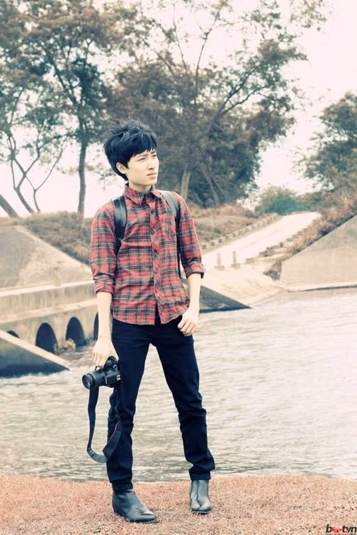 Khác xa với phong cách thể hiện trong clip "Bóng mưa", ngoài đời thường "Hà Billo" cực kỳ điển trai.