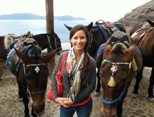 Cô gái trẻ "mọc" thêm đôi tai.