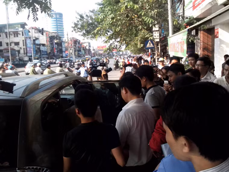 Ông Nguyễn Mạnh Tường (Áo trắng, giữa - Chủ thẩm mỹ viện Cát Tường) bị lực lượng chức năng đưa lên xe giải đi.