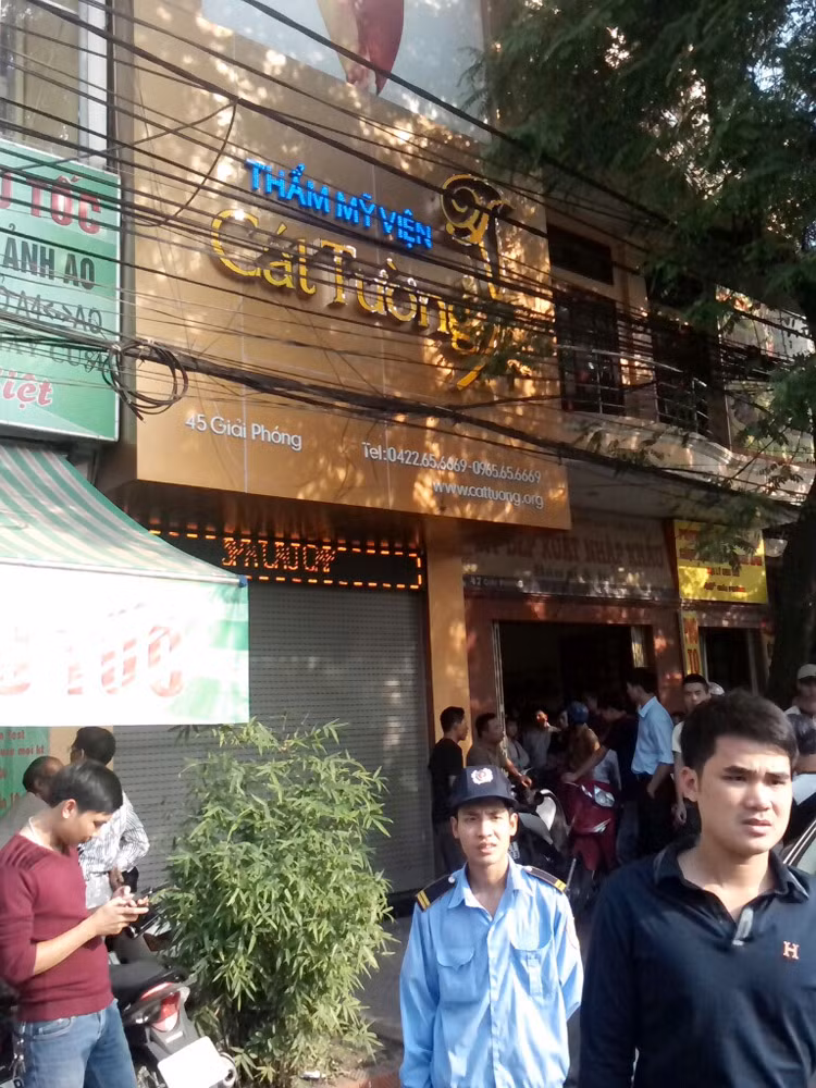 Theo một số người dân sống xung quanh TMV Cát Tường cho hay, 2 ngày sau khi gây ra cái chết cho chị Lê Thị Thanh Huyền (tức ngày 20 và 21/10), TMV Cát Tường vẫn mở cửa hoạt động bình thường như không có chuyện gì xảy ra.