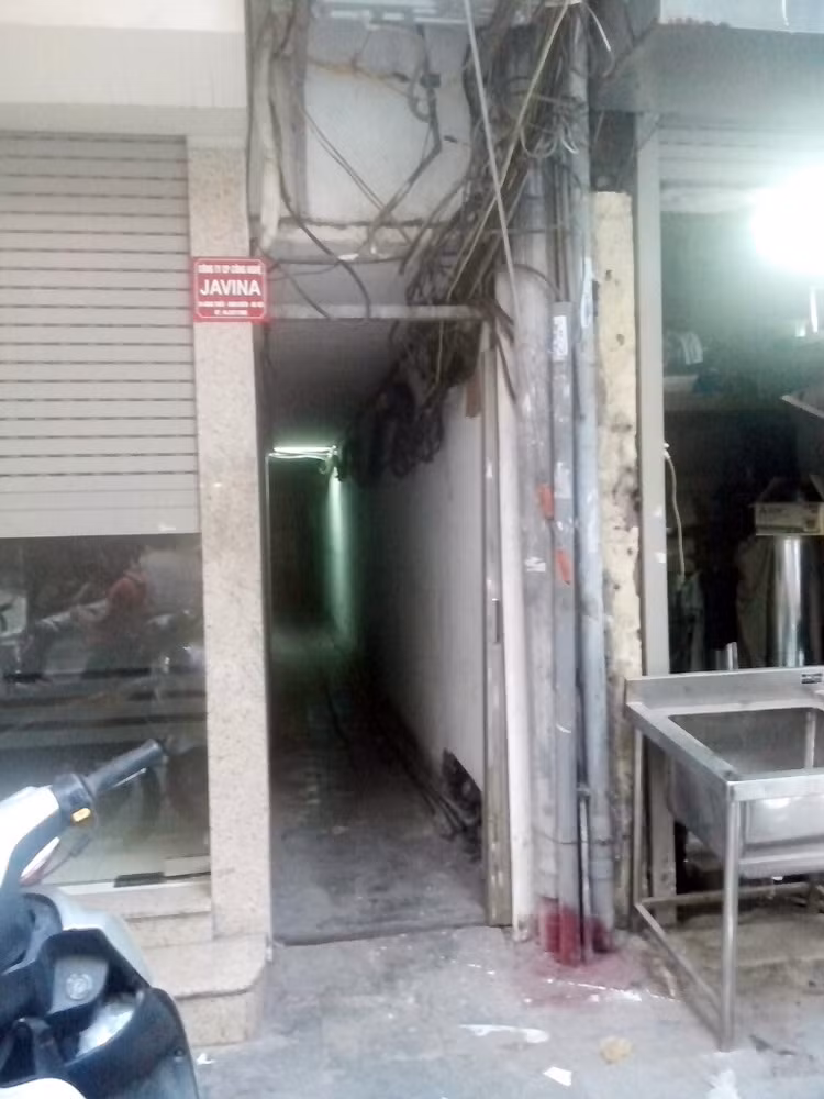Còn tại địa chỉ số 36 Hàng Thiếc (Hoàn Kiếm, Hà Nội), nơi ở của chị Lê Thị Thanh Huyền, nhiều người dân là hàng xóm sống xung quanh vẫn bàng hoàng trước cái chết của nạn nhân. (Ảnh chụp ngõ đi vào căn nhà của nạn nhân).