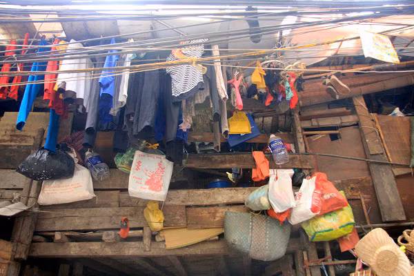  Hình ảnh luộm thuộm, chắp vá, tạm bợ là đặc trưng của xóm đồng nát. 