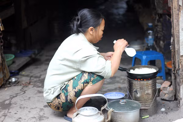  Ô nhiễm là vậy, nhưng cư dân "xóm đồng nát' vẫn phải "sống chung với lũ", chấp nhận sinh hoạt, ăn ở ngay tại đây để giữ nghề mưu sinh, nuôi sống cả gia đình.