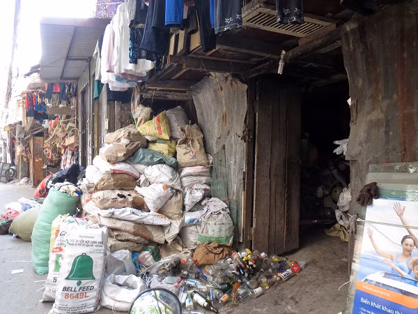  Trước cửa nhà nào cũng chồng chất phế liệu. 
