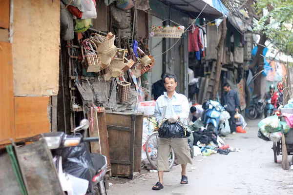  Gọi là nhà nhưng không phải gian nào cũng được xây cất đàng hoàng mà đa phần là những gian cũ kỹ, tạm bợ và nồng nặc… mùi rác. Vậy nhưng những người làm nghề thu gom phế liệu, buôn bán đồng nát cùng gia đình hàng ngày vẫn phải sống và sinh hoạt ngay trên đống phế liệu này. 