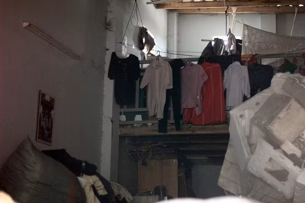  Ngay cả chủ nhân của những gian nhà được xây cất tử tế nhất cũng không thoát khỏi tình trạng sống trên đống phế liệu.