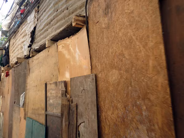  "Nhà" ở đây không phải được xây bằng xi măng, sắt thép mà chỉ có những tấm gỗ, mảnh tôn thừa được chắp vá một cách tạm bợ. 