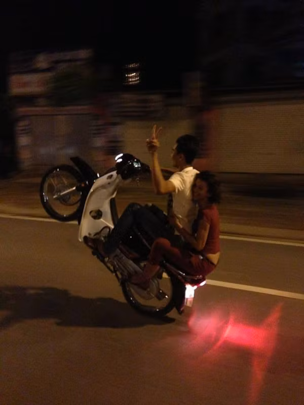 Rất nhiều bạn nữ sẵn sàng trao tính mạng cho các "quái xế", để liều mình lao vào đường đua "tử thần".