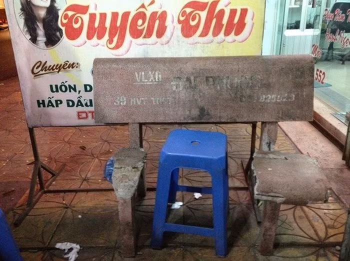 Chiếc ghế đá có 1-0-2 tại Việt Nam.