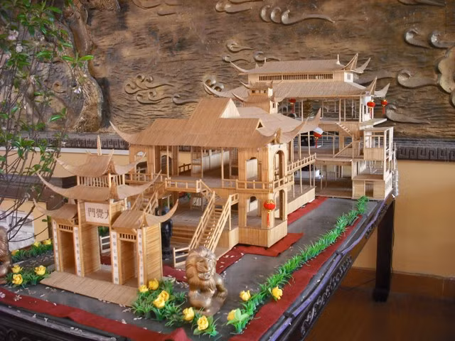 Mô hình Thiền viện Sùng Phúc bằng tăm tre do đoàn sinh Đoàn TTNPT Trần Thái Tông thực hiện.