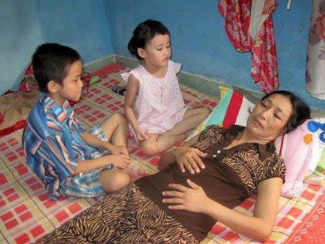 "Dù mẹ thế nào chúng con vẫn luôn bên mẹ, hãy khỏe lại và sống với chúng con mẹ nhé!".